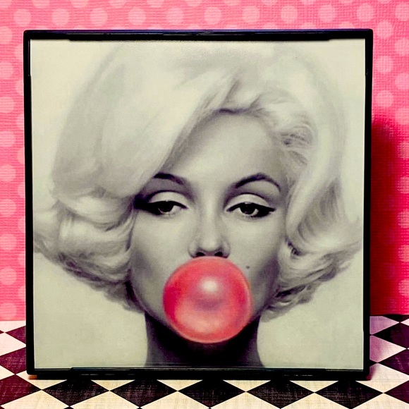 Marilyn Monroe Decor - Picture 2 of 10